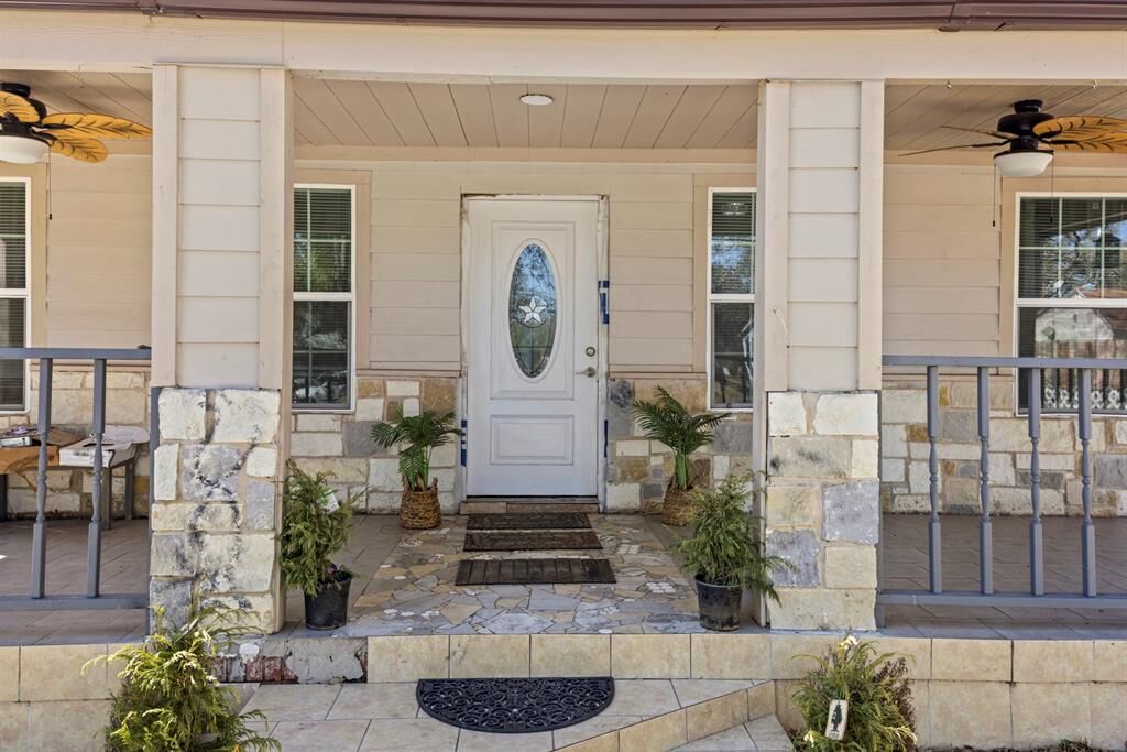 Property Photo: 811 Ward Street TX 76661