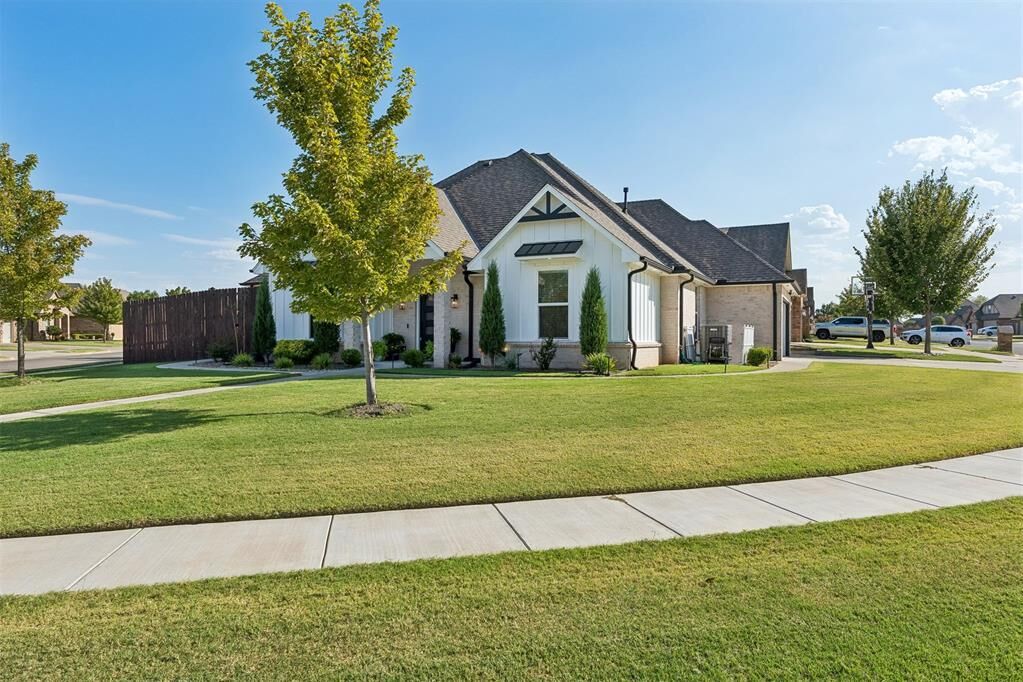 Property Photo: 1800 Lago Drive OK 73160