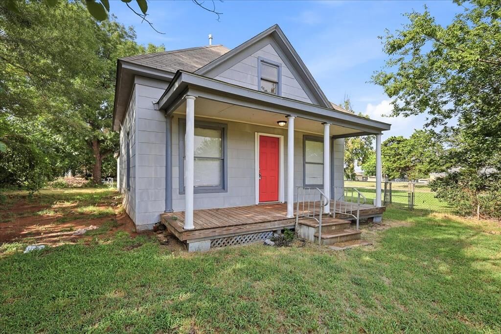 Property Photo: 1216 E Vilas Avenue OK 73044
