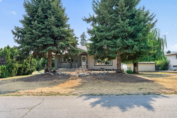 Property Photo: 2545 Young Avenue BC V2B 4M9