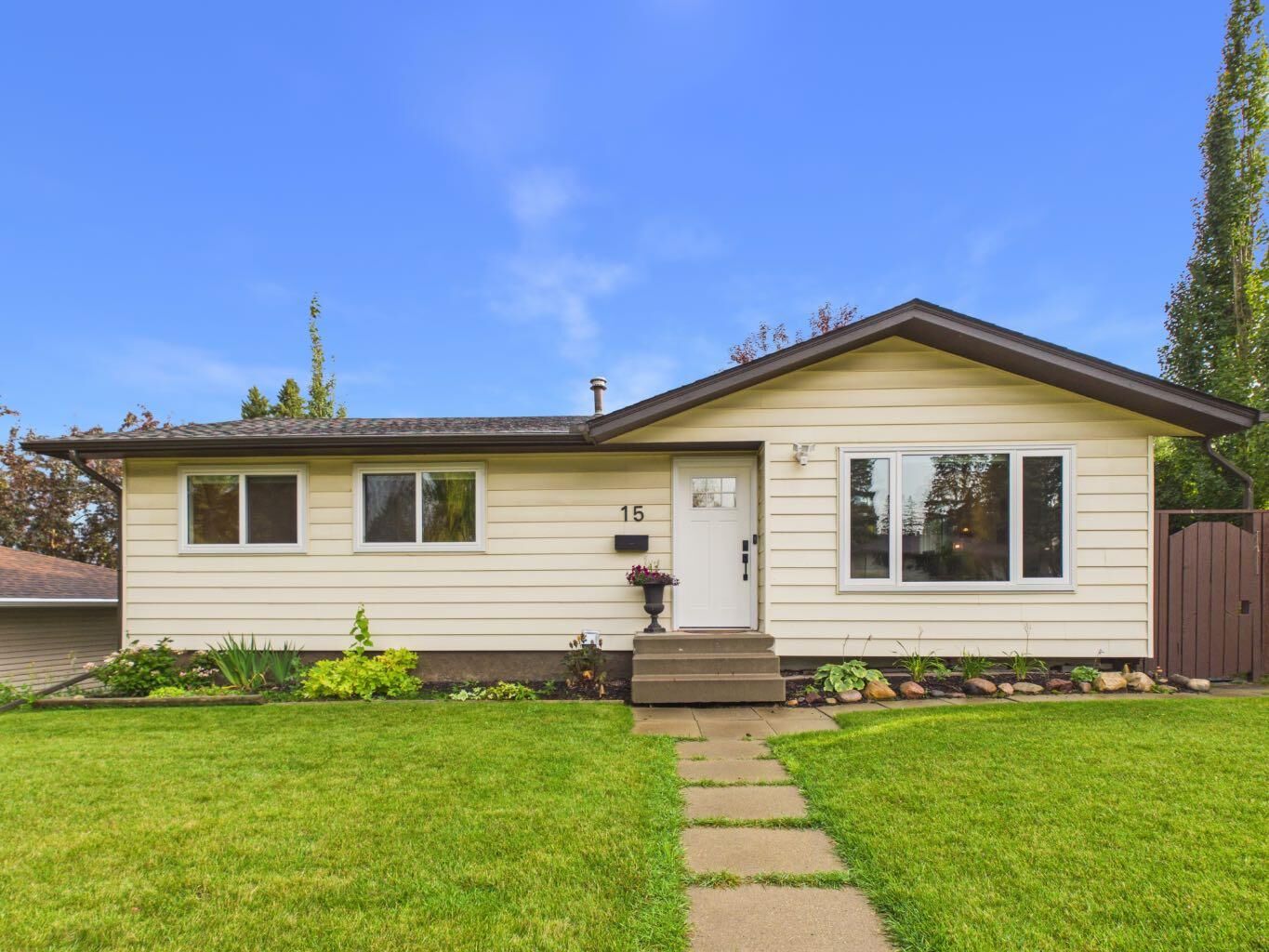Property Photo: 15 Hazelwood Crescent SW AB T2V 3C1
