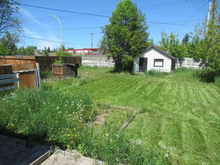 Property Photo:  9324 104 Avenue  AB T8V 1C9 