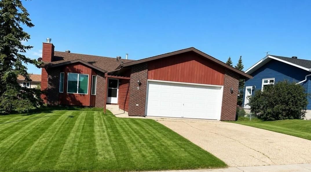 Property Photo: 5 Hillside Crescent AB T0G 2C0