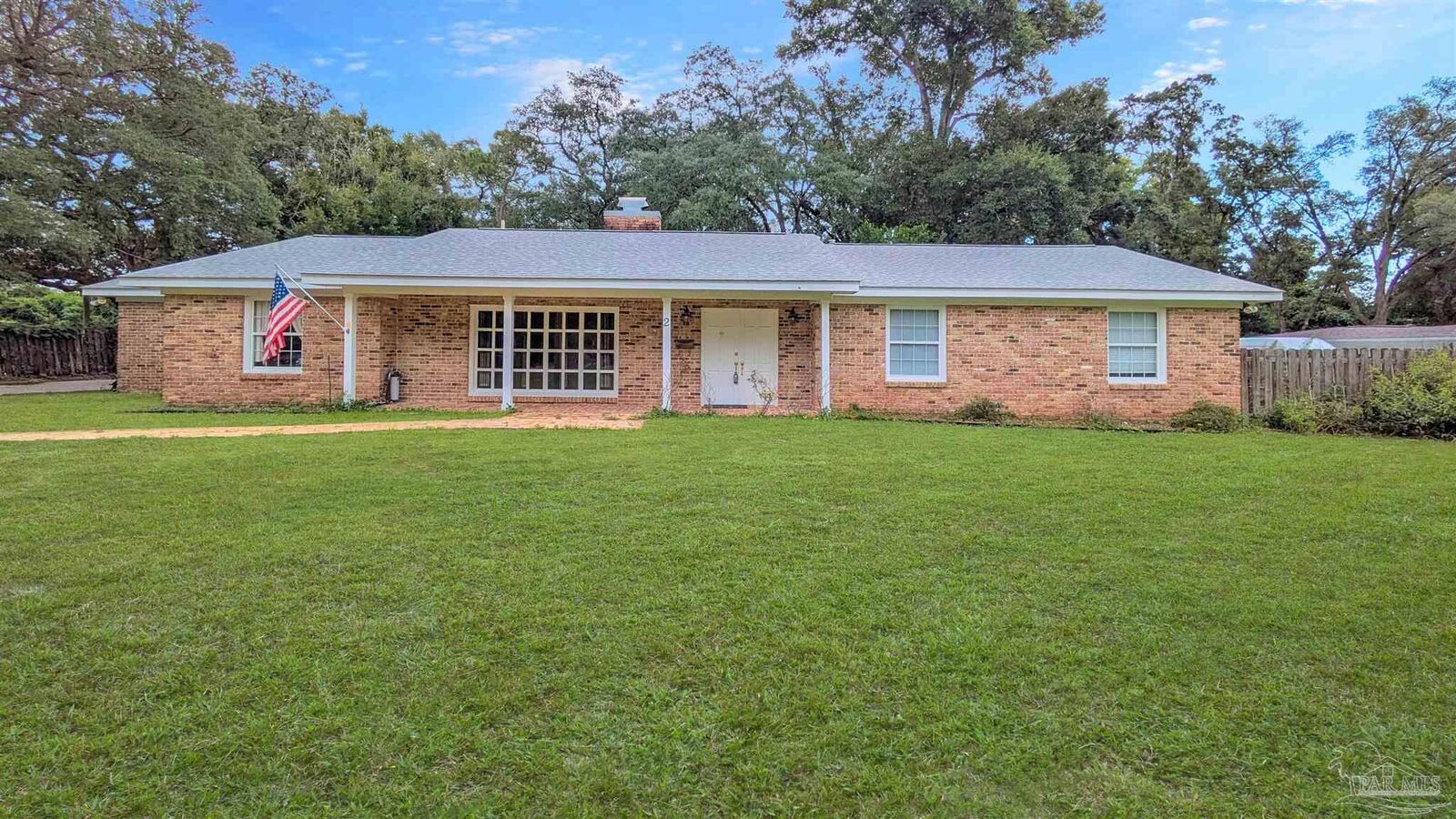 Property Photo: 2 Manor Dr FL 32507