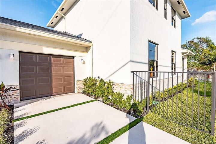 Property Photo:  1101 NE 3rd Avenue  FL 33304 