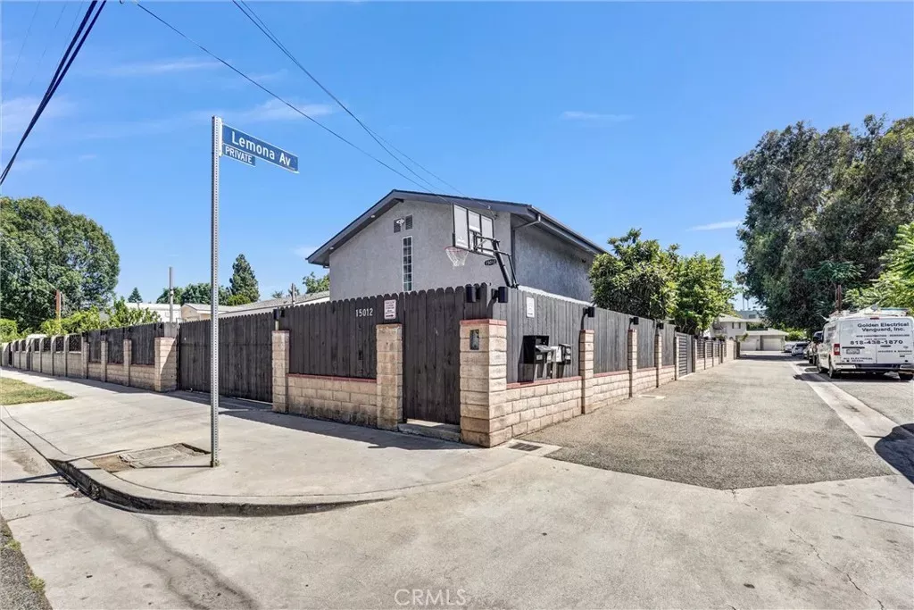 Property Photo:  15012 Wyandotte  CA 91405 
