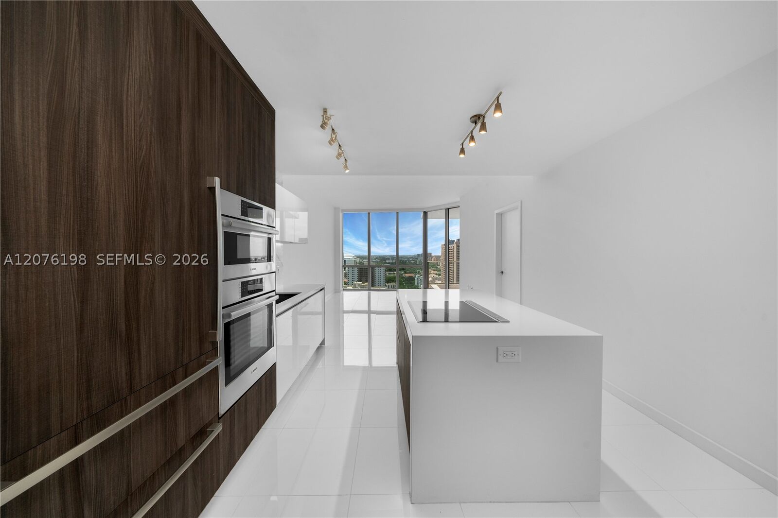 Property Photo: 851 NE 1st Ave 2106 FL 33132