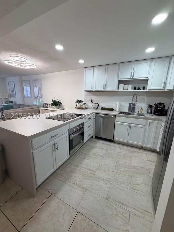 Property Photo: 200 Leslie Dr 427 FL 33009