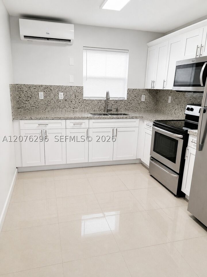 Property Photo: 1723 Wiley St N FL 33020