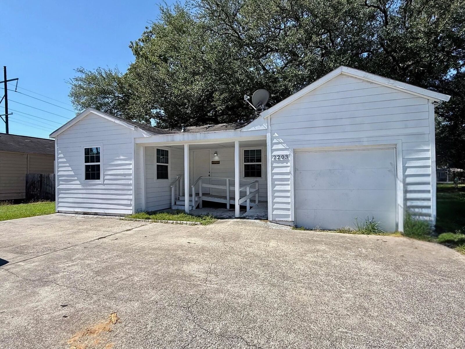 Property Photo:  2203 N 16 St  TX 77630 