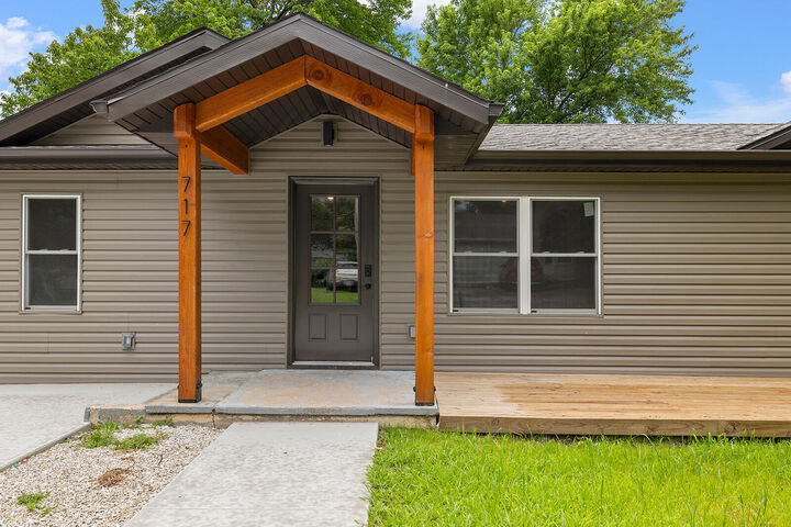 Property Photo: 717 E Van Buren Street MO 65613