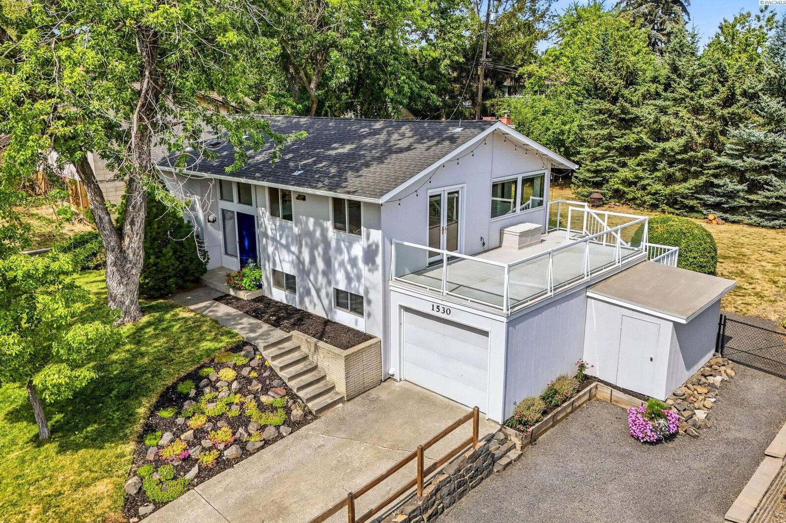 Property Photo: 1530 NW Hall Drive WA 99163