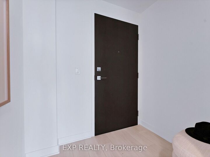 Property Photo:  2221 Yonge Street 2711  ON M4S 2B4 