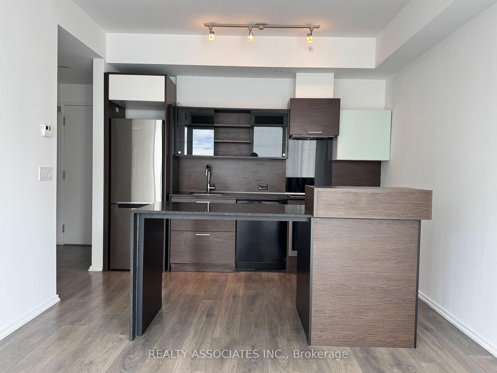 Property Photo: 75 St Nicholas Street 1605 ON M4Y 0A5