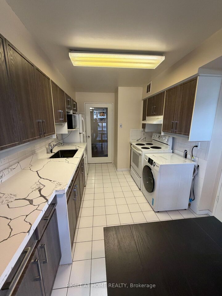 Property Photo: 60 Inverlochy Boulevard 802 ON L3T 4T7
