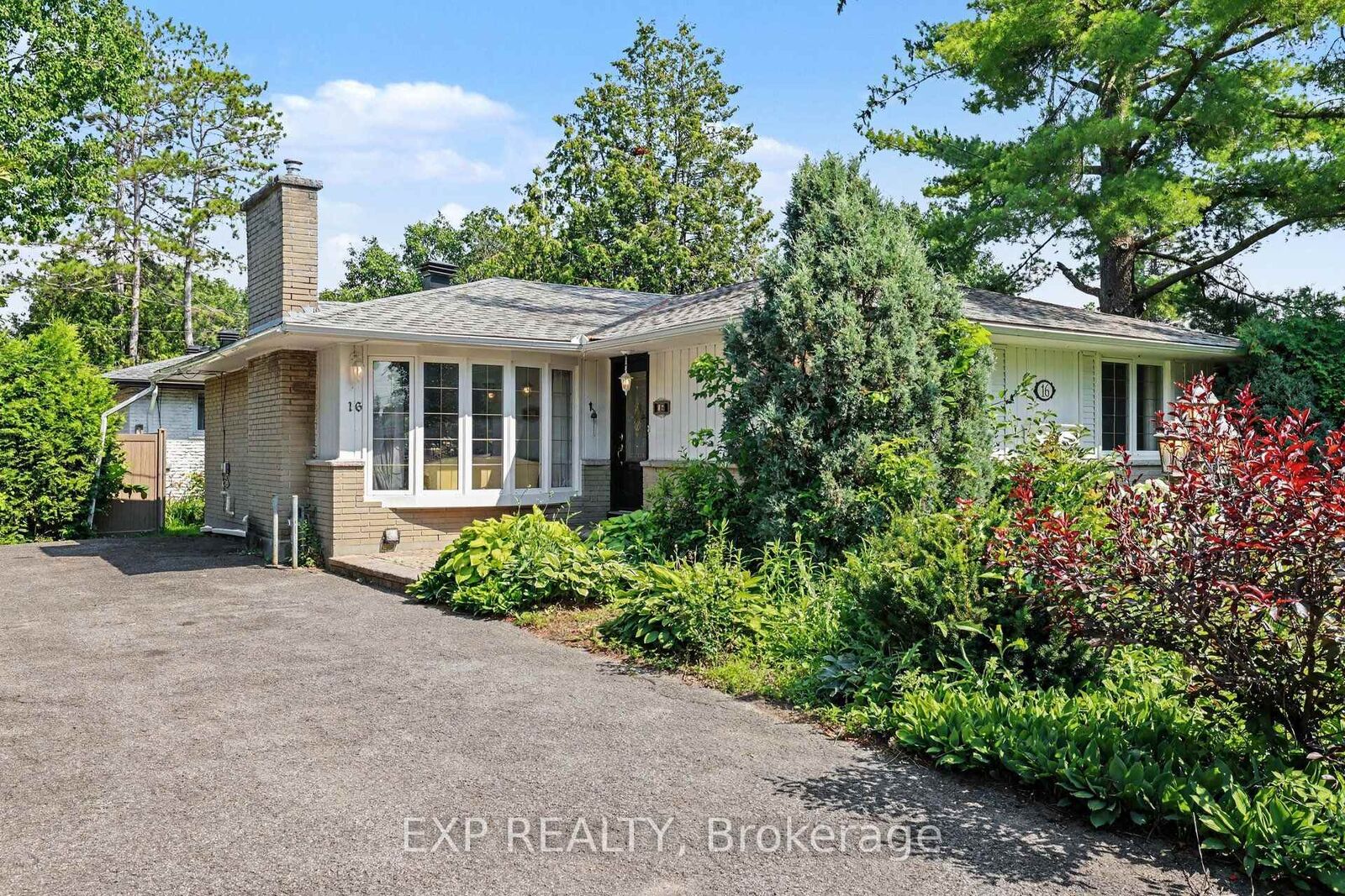 Property Photo:  16 Elmsley Crescent  ON K2H 6V2 