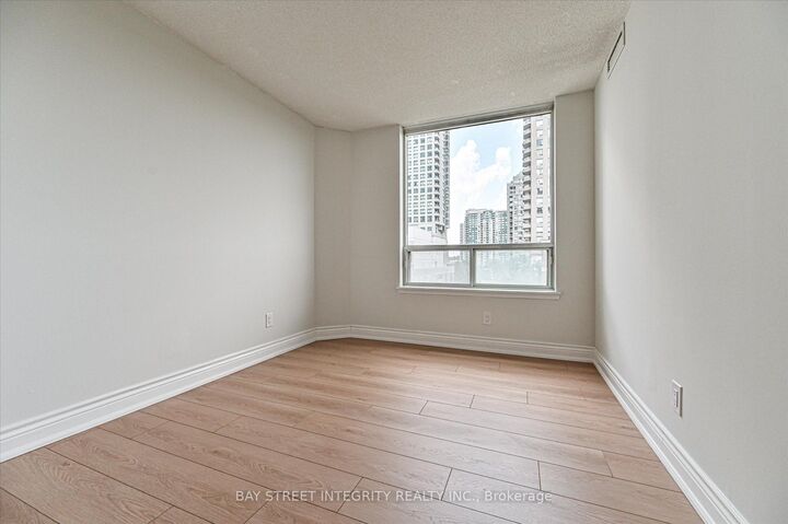 Property Photo:  18 Hillcrest Avenue 602  ON M2N 6T5 