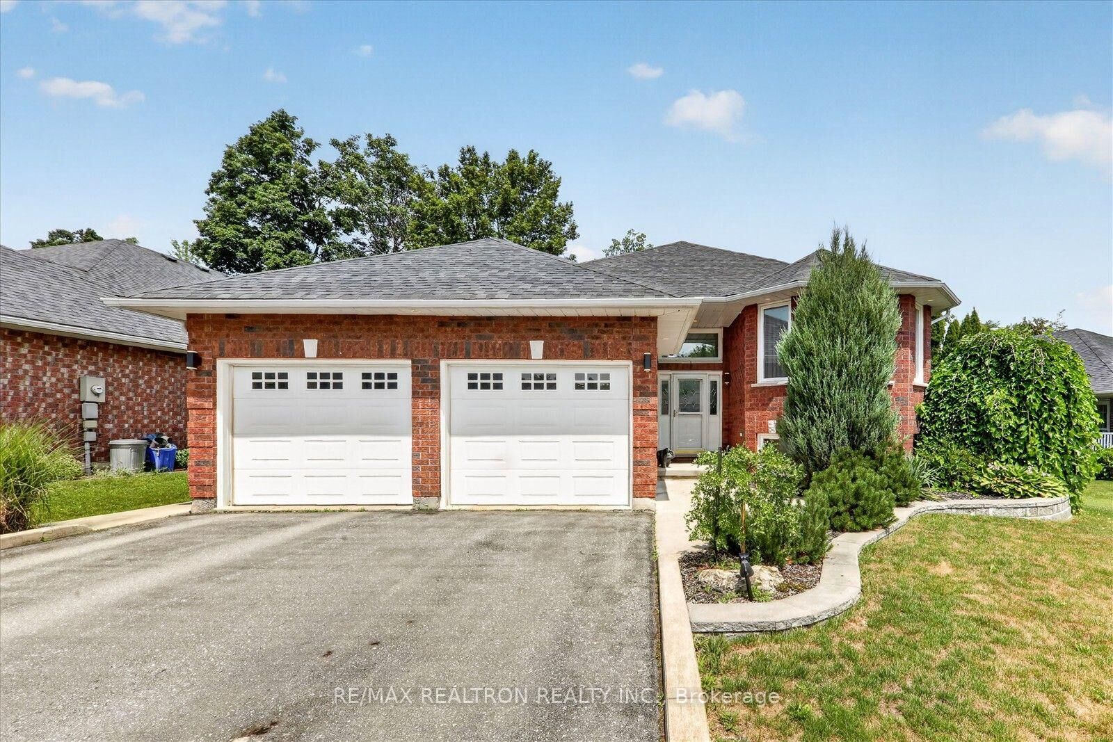Property Photo: 295 Woodward Avenue ON K9L 1K2