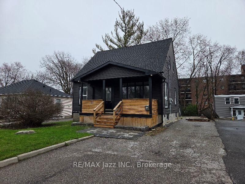 Property Photo:  37 Lincoln Street  ON L1S 6C4 