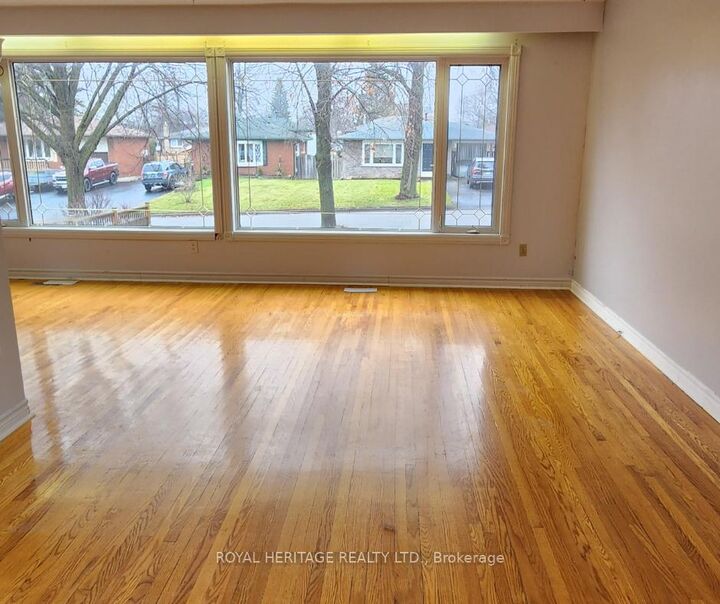 Property Photo:  975 Hawthorne Court Main  ON L1H 2H4 
