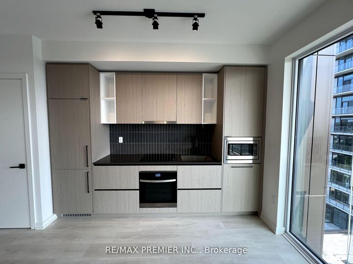 Property Photo:  1285 Dupont Street 1711  ON M6H 2A6 