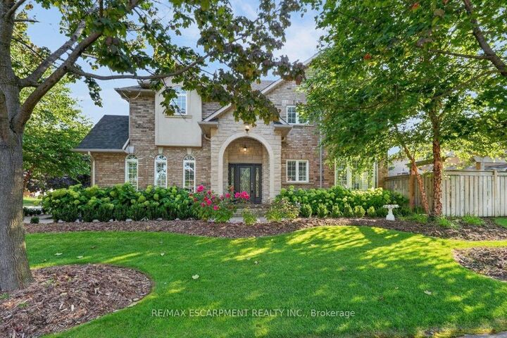 37 Hickory Crescent — photo 1