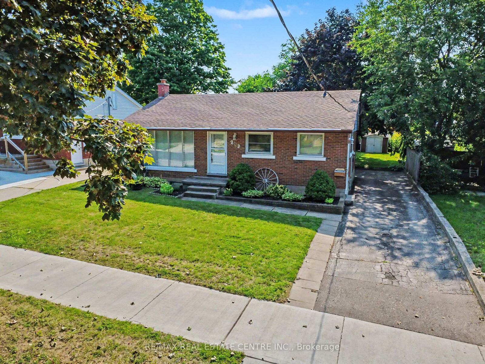 Property Photo:  209 Franklin Street S  ON N2C 1R8 