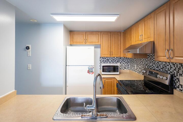 3043 Finch Avenue W 2033 — photo 1