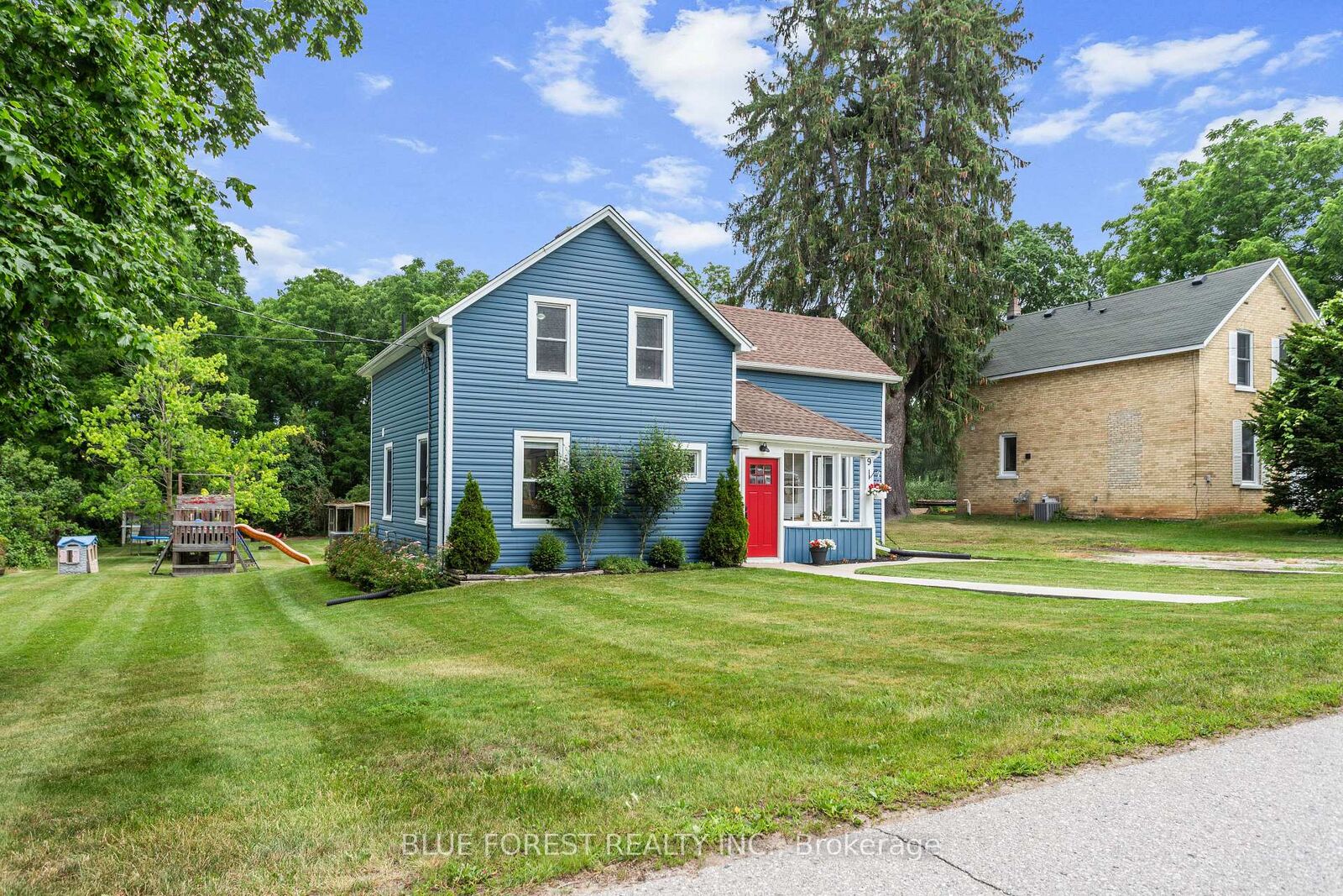Property Photo:  9 Union Street E  ON N0M 1B0 