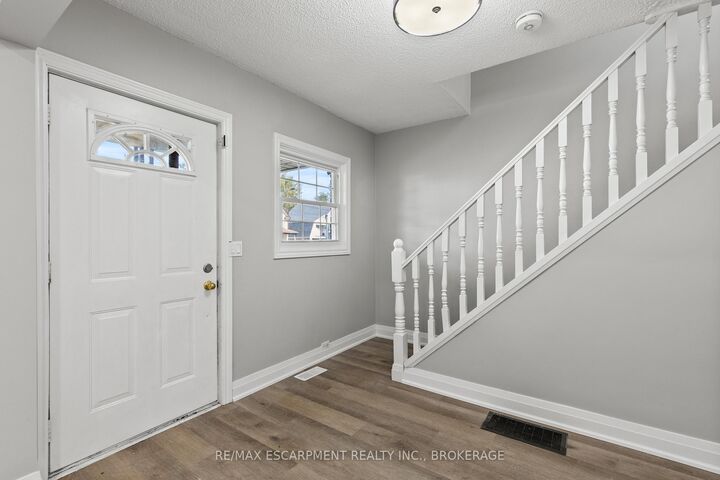 Property Photo:  15 McCormick Street Upper  ON L3C 4L8 