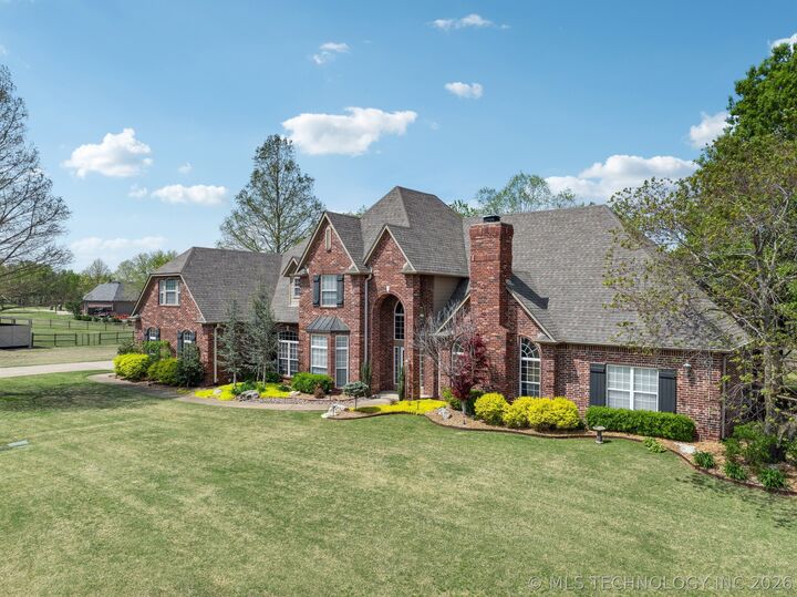 Property Photo: 24120 S Meadowview Court OK 74019