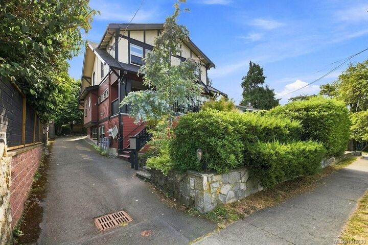 Property Photo: 307 Moss St #2 BC V8V 4M7