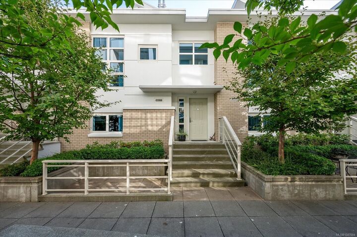 Property Photo: 38 Front St #Th24 BC V9R 5H7