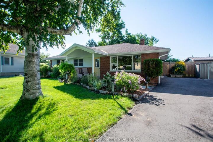 11 Oriole Parkway — photo 1