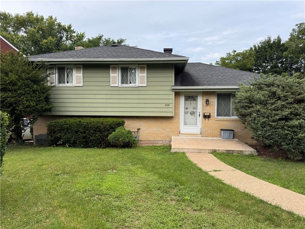 Property Photo: 905 Maplewood Dr PA 15234