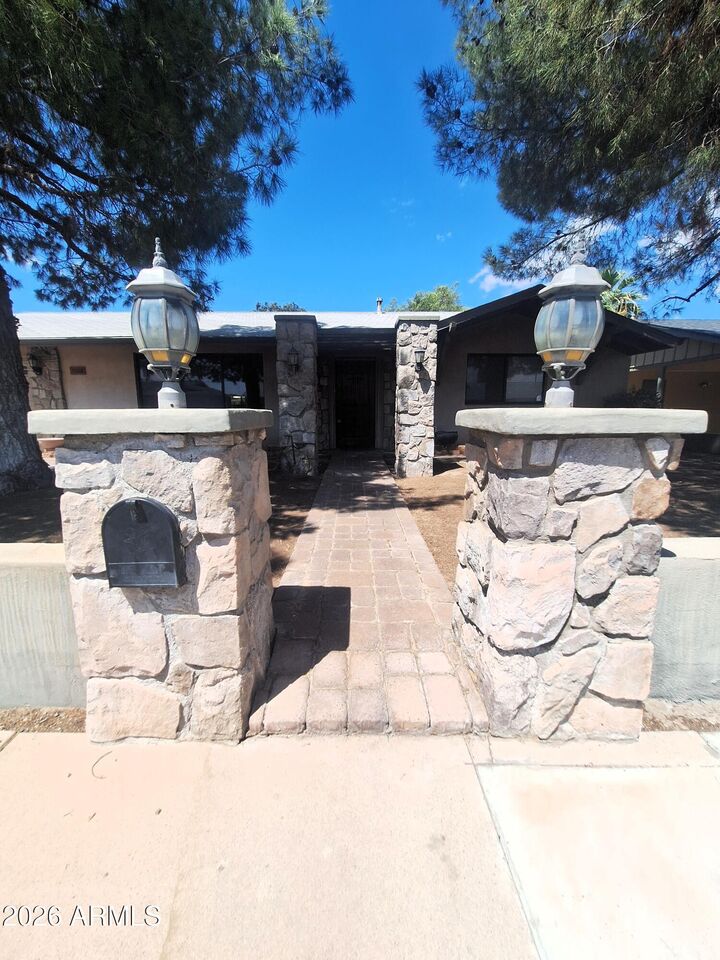 Property Photo: 7508 E Cambridge Avenue AZ 85257
