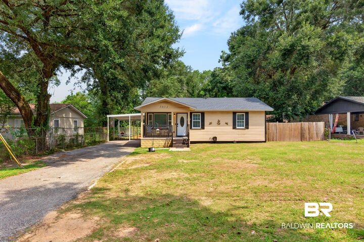 Property Photo: 5852 University Avenue AL 36618
