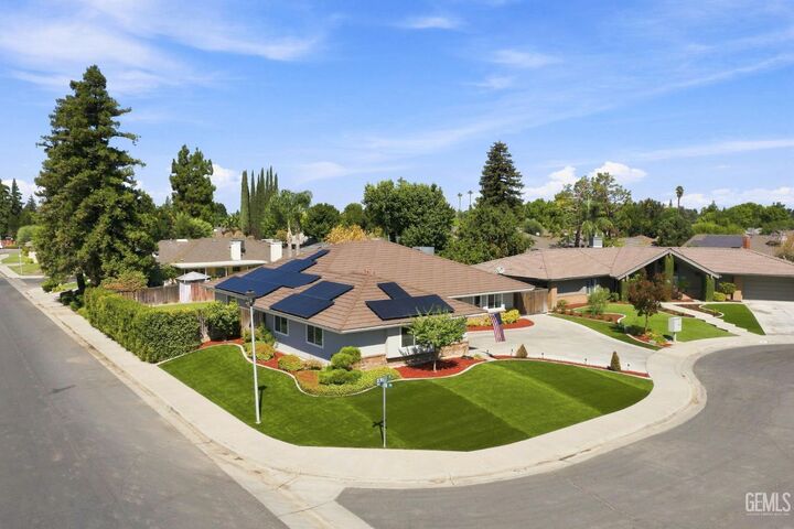 Property Photo:  5101 Dewalt Street  CA 93308 