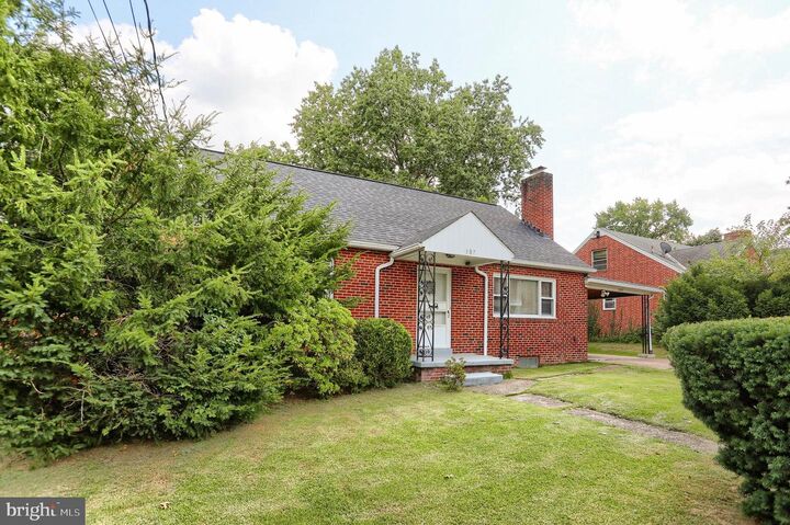 Property Photo:  