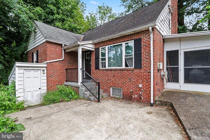 Property Photo:  2437 Parkway Boulevard  PA 17103 