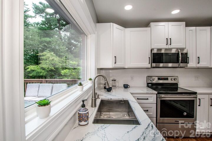 Property Photo:  476 Summit Avenue  NC 28677 