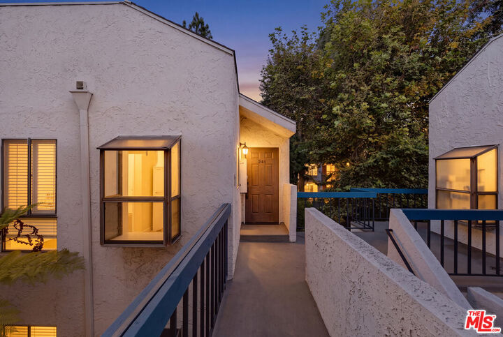 Property Photo:  18411 Hatteras St, Unit 246  CA 91356 