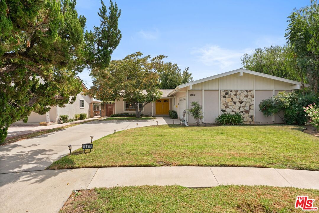 Property Photo: 18914 Malden St CA 91324