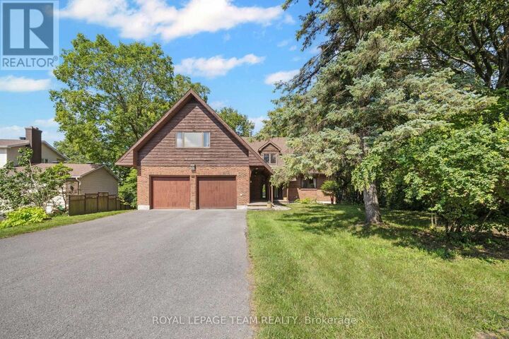 Property Photo: 14 Taunton Place ON K1J 7J6