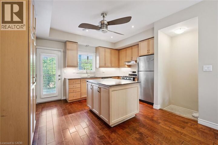 Property Photo:  4 Cheltenham Mews  ON N2H 0B2 