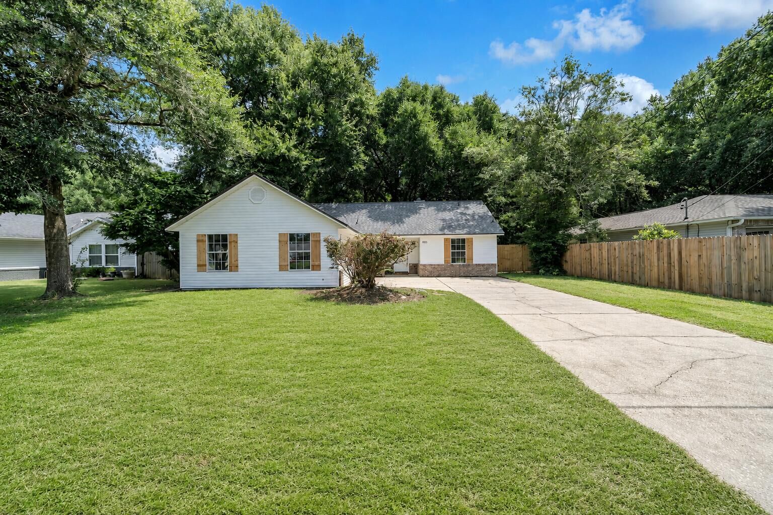 Property Photo: 4855 Kensington Lane FL 32539