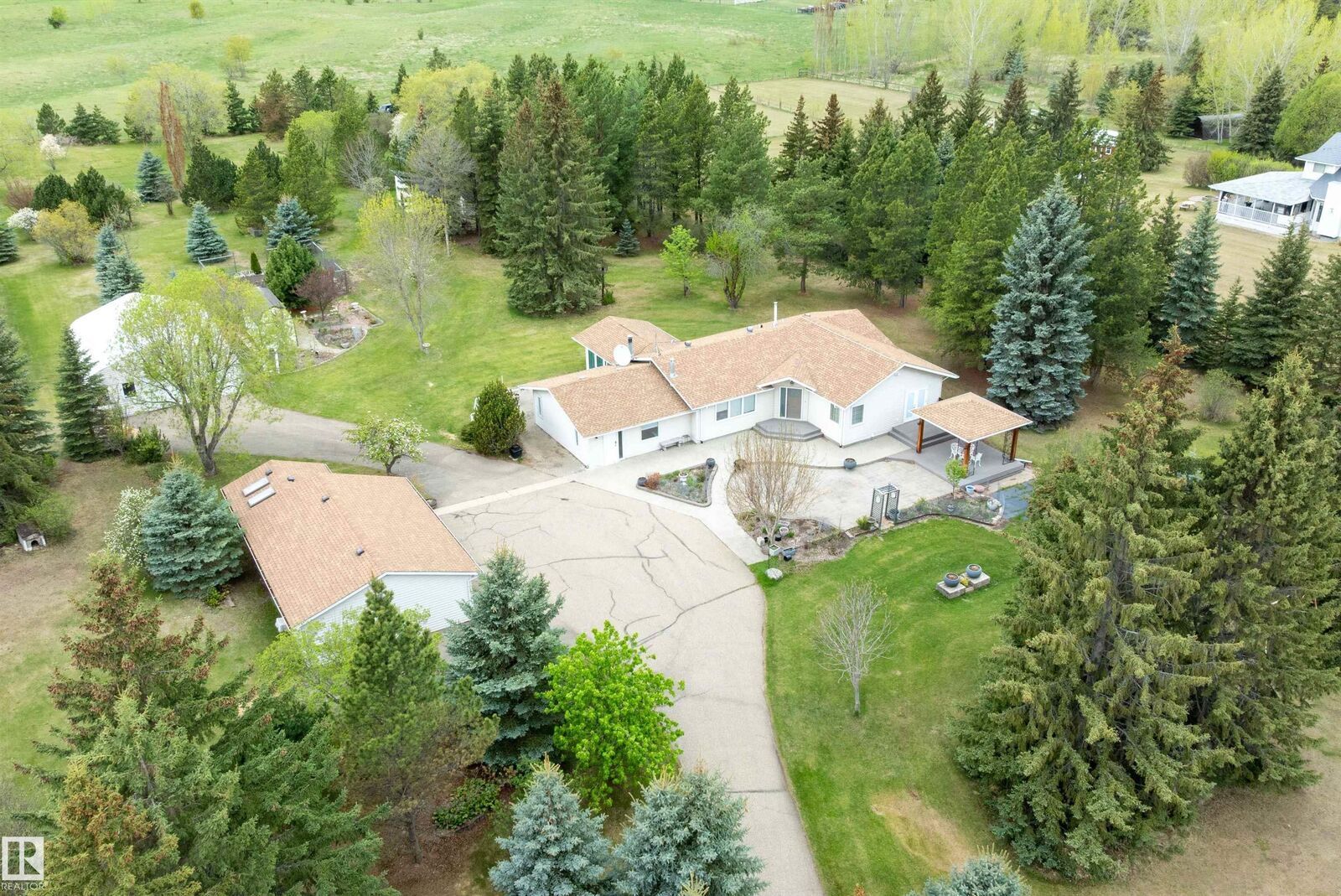 Property Photo:  27005 Twp Road 511 8  AB T7Y 1G8 
