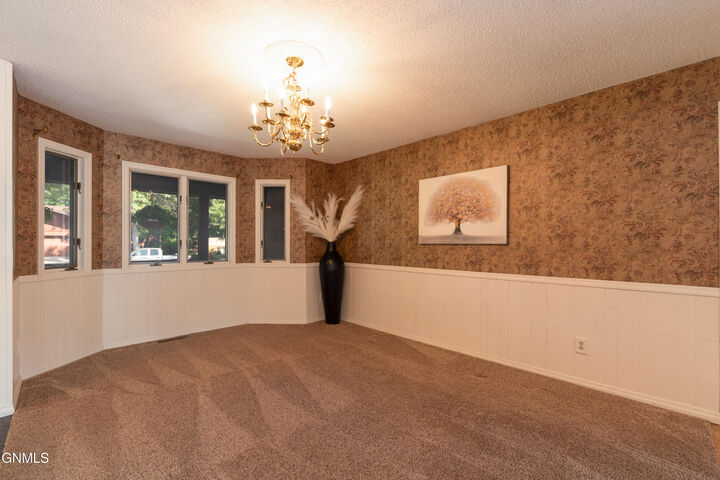 Property Photo:  203 Brandon Drive W  ND 58503 