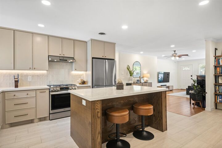 Property Photo:  4830 Hummingbird Street  TX 77035 