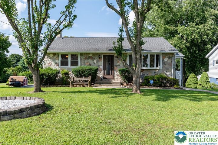 Property Photo:  42 Middle Place  PA 18045 